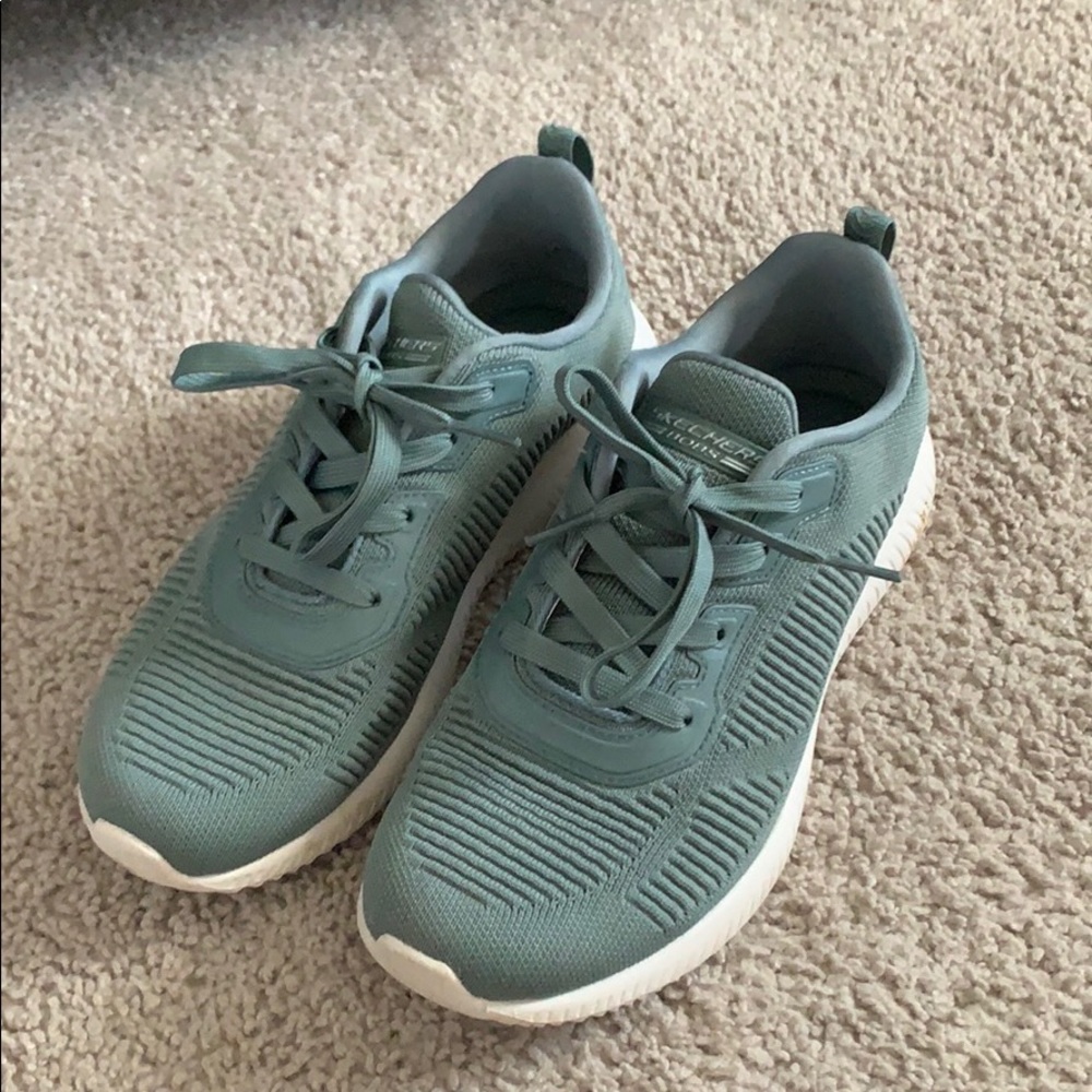 Sketchers Tennis Shoes